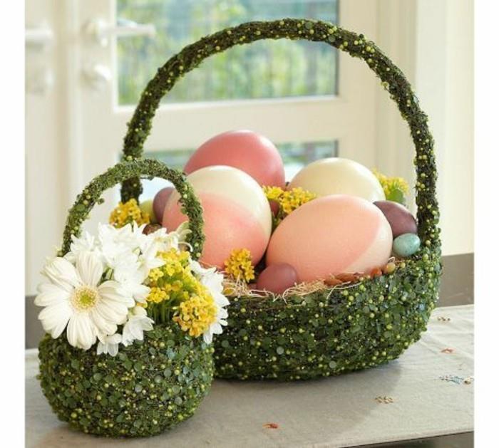gražiai žalios spalvos krepšeliai, užpildyti gėlėmis ir spalvoti kiaušiniai-idėja-deko-Velykos-labai kūrybingi