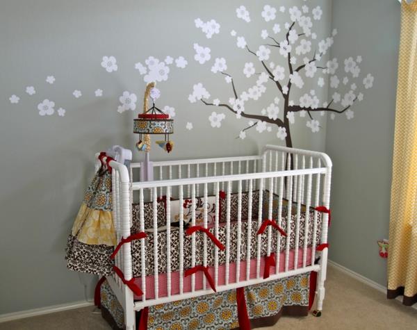 bebek odası için ağaçlı güzel çıkartmalar