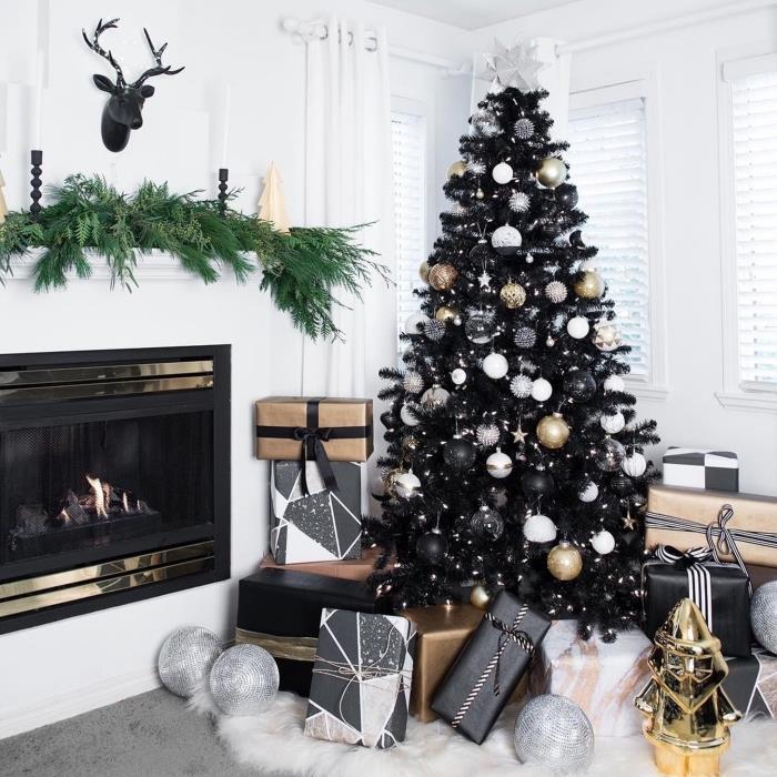 beyaz ve siyah bir oturma odasında modern iç tasarım, metalik ve mat vurgulu şık, modaya uygun Noel ağacı dekorasyon fikri