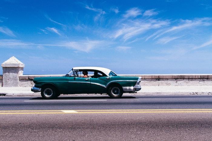 Küba'da eski model araba, yolda deniz kenarında manzara görüntüsü, tumblr duvar kağıdı, plaj duvar kağıdı