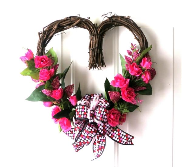 laimingos Valentino dienos su dreifuojančios medienos dekoravimu ir dekoratyvinėmis gėlėmis