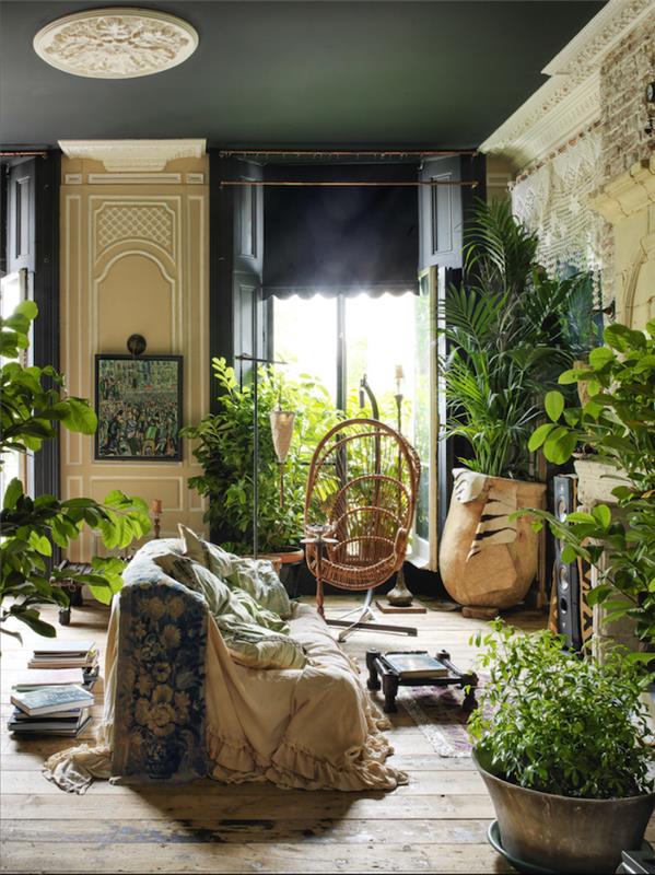 Orman oturma odası dekoru, koyu gri tavan, rattan salıncak sandalye fikri, kirletici iç mekan bitkisi, yatak odası bitkisi