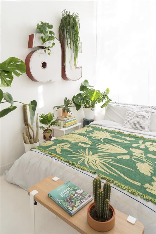 Yatak odasını dekore etmek için yeşil bitkiler, ahşap ve metal bankta botta kaktüs, iç mekanda asılı bitki ilhamı, yatak odası için bitki fikri