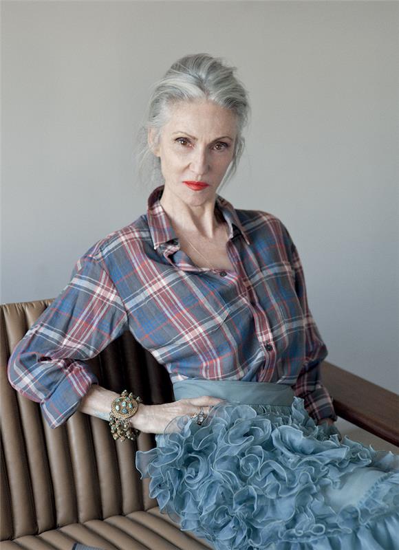 mavi fırfırlı etek ve mavi ve kırmızı kare gömlek modern bir görünüm 60 yaşındaki kadın