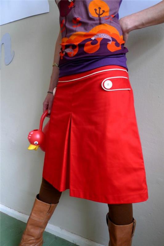 A linijos sijonas raudonos spalvos su baltomis detalėmis su klaidingu plyšiu
