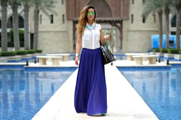 moderni elegantiška išvaizda, bohemiškas ilgas sijonas, balti marškiniai, juodas odinis krepšys, mėlyna apykaklė
