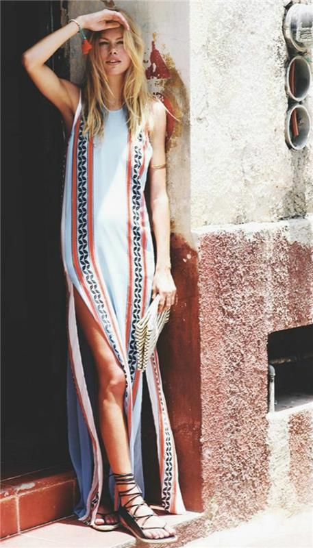 Suknelė šalies prašmatnaus stiliaus bohemiška prašmatni hipių suknelė su įpjauta gana šviesiaplauke moterimi