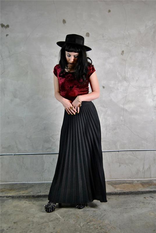 juodos spalvos-klostuotas-ilgas sijonas-bateliai-aukštakulniai-juoda-šiuolaikiška moteris