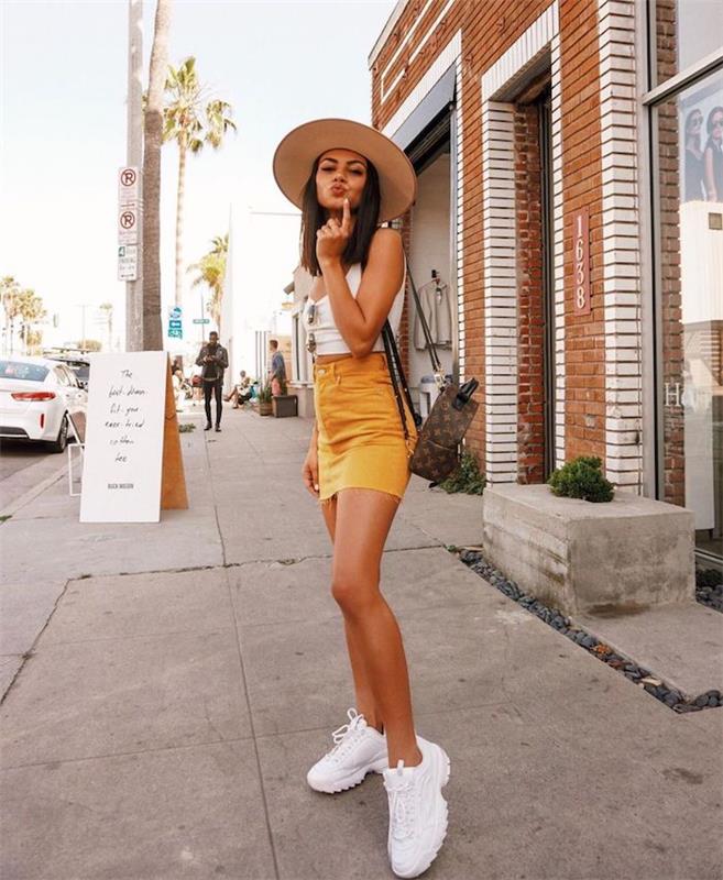 geltonas mini sijonas puikus vasaros apranga sportbačiai fila megztinis paauglė mergina būti gerai apsirengusi mergina atitinka jos aprangą