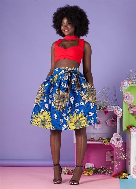 Afriški model z modrim voščenim krilom in velikim sončničnim cvetom za poletno obleko z rdečim vrhom