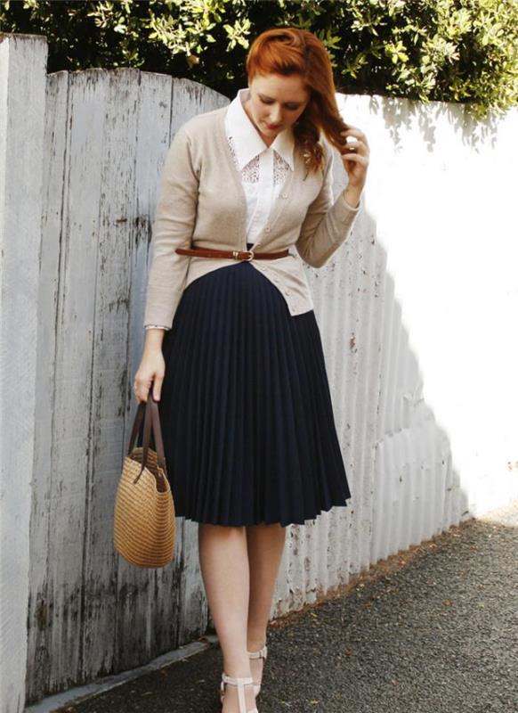 plisuotas sijonas-klasika-apranga, kurią dėvėjo šiuolaikinė moteris