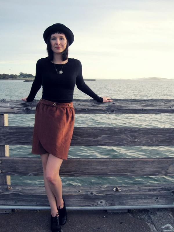 oranžno-wrap-krilo-in-črna-bluza