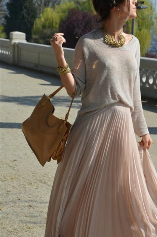 šviesiai rožinė-klostuota sijonas-moteris-smėlio spalvos palaidinė-ruda-oda-rankinė-šviesiai rožinė suknelė