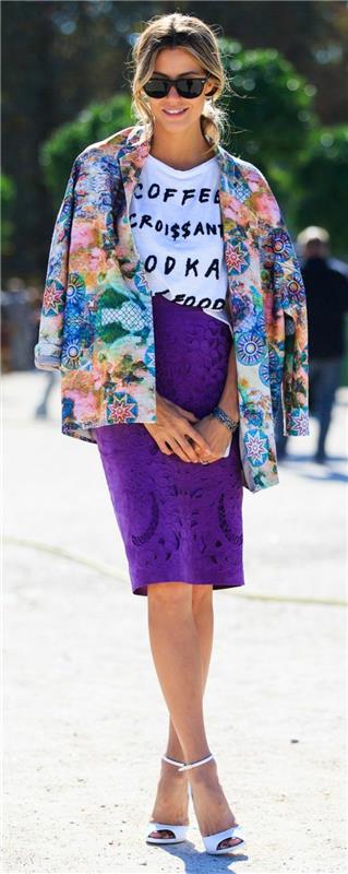 ravna krila z visokim pasom v vijolični barvi, ki se ujemajo s cvetličnim jopičem in sporočili majice