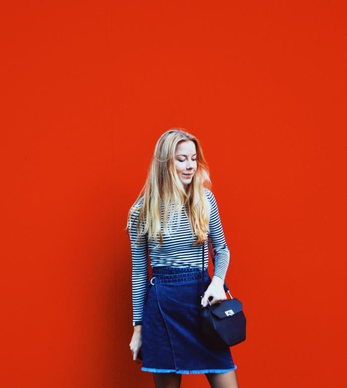 dekle z dolgimi ombre lasmi, obleka v denim krilu z visokim pasom v kombinaciji s črtasto bluzo v beli in črni barvi