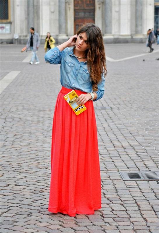 bohemiškas ilgas sijonas raudona spalva, džinsiniai marškiniai, kasdieniška prašmatni apranga