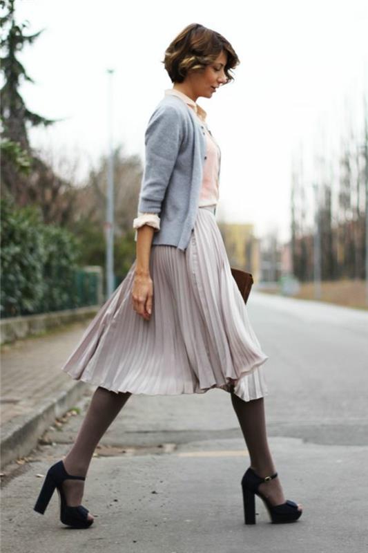 vidutinio ilgio klostuoti sijonai-smėlio spalvos aukštakulniai-basutės-mados moteris
