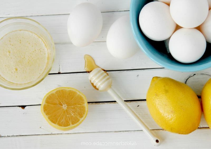 citrinų sulčių ir osteoporozės skiltelių citrinų šalia dubenėlio kiaušinių