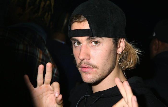 Justino Bieberio 2019 m. juodai apsirengusios nuotraukos straipsnis apie jo depresiją ir terapiją