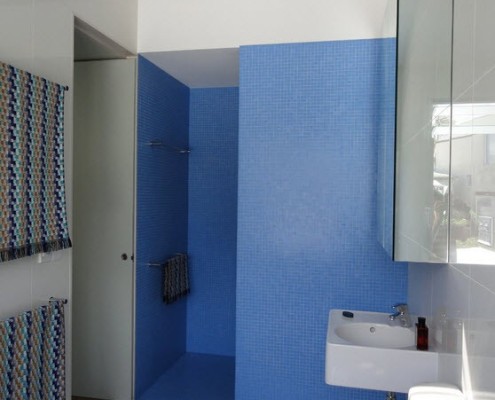 Azulejo azul en la ducha.