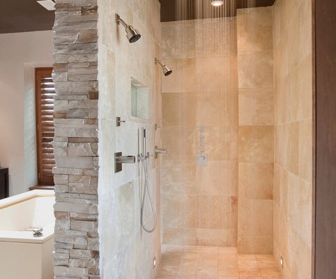 Combinación de azulejos y piedra natural en el baño