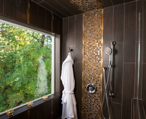 El uso de mosaicos en la ducha.