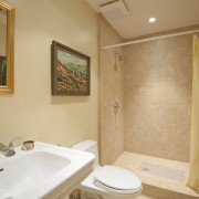 Azulejos beige en la ducha.