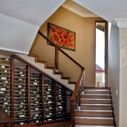 Vyno lentynos po laiptais