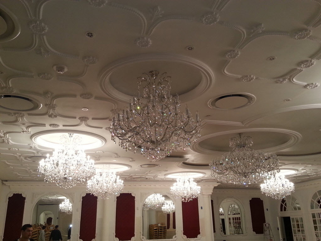 Candelabros de cristal en el salón de banquetes