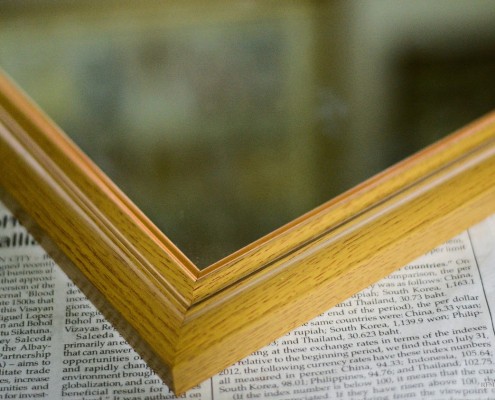 Medinio rėmo kampas veidrodžiui ant laikraščio