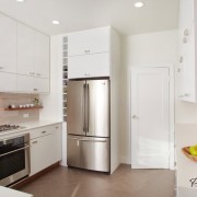 Em cozinhas pequenas, é mais aconselhável colocar a geladeira perto da porta.