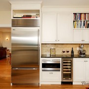 Uma geladeira perto da porta é a solução perfeita para uma pequena cozinha