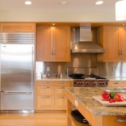 Gražus virtuvės interjeras su laisvų rankų įranga įmontuotu šaldytuvu