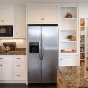 Virtuvės balduose įmontuotas šaldytuvas taupo vietą mažoje virtuvėje