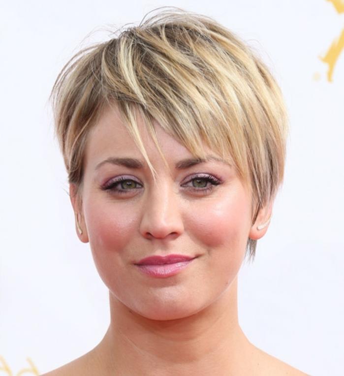 kaleu cuoco, moderna blondinka frizura balayage, ovalna frizura, kratka frizura s šiškami