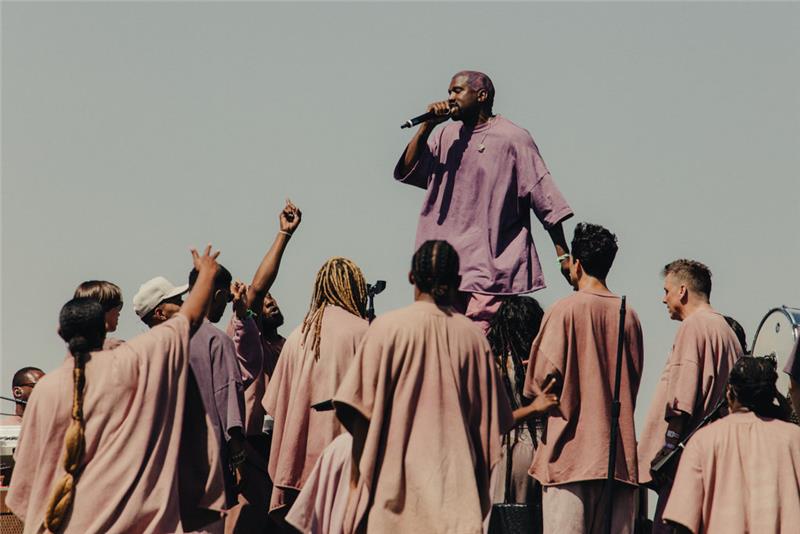 Kanye West, Coachella'daki kitlesel canlı performansı sırasında yeni parça Water'ı tanıttı
