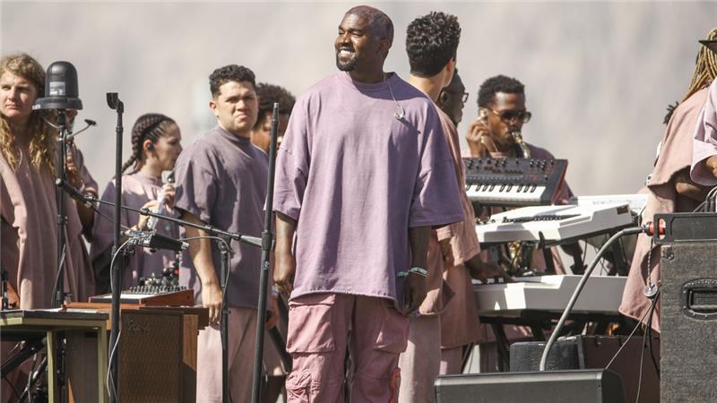 fotografija koncerta Coachelle Kanyeja Westa, ki je bil izveden kot velikonočna maša