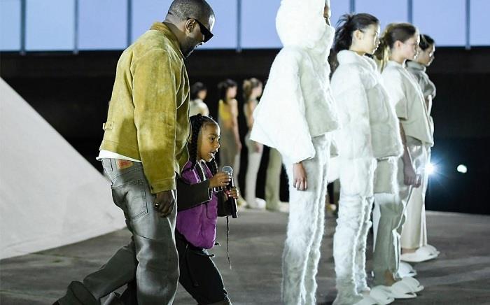Kanye West, halka açık ilk kez yeni Yeezy 8 spor ayakkabılarını sergiledi