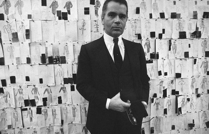 Karl Lagerfeld'in 80'lerde Chanel'in atölyelerinde çizimlerinin ve eskizlerinin önünde fotoğrafı