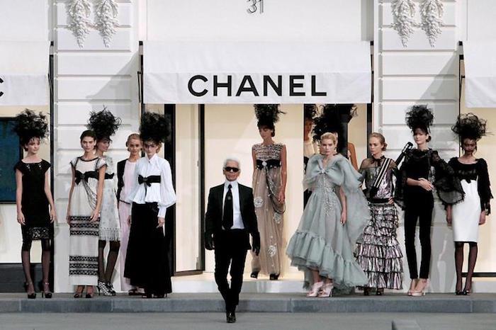 Karl Lagerfeld, sanat yönetmeni olduğu Chanel moda evinin defilesi sırasında pankreas kanserinden öldü.