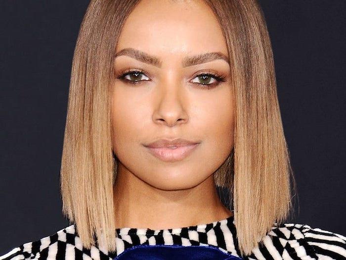 kat graham saç modeli pürüzsüz saç ombré gizli makyaj siyah beyaz kıyafet