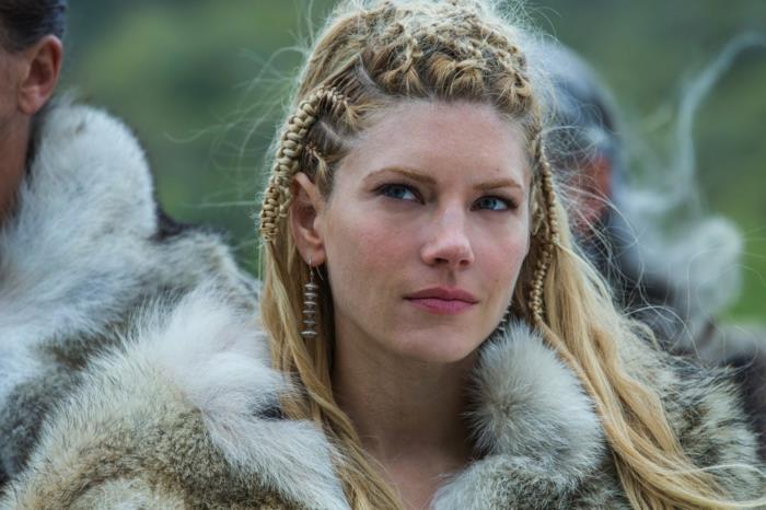 vikings lagertha, pembe dudaklar, suni kürk manto, sarı örgülü saçlar, gümüş metal küpeler