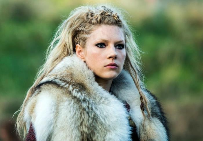 vikings lagertha, kürk manto, mavi gözler, pembe dudaklar, sarı saçlı, yan örgüler