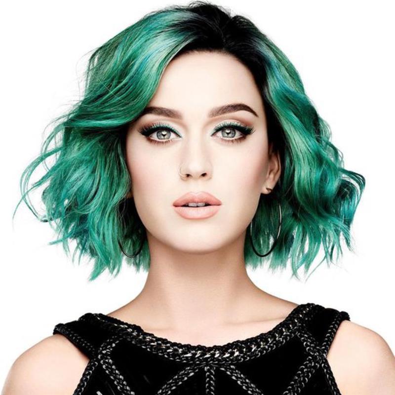 katy perry, kvadrat z zeleno zamegljenostjo, črna obleka, učinek razmršenih las, ekstravaganten videz, boemska frizura