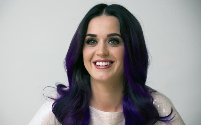 katy Perry, ovalna frizura, obsežni črni lasje z vijoličnimi odtenki, ideja o ekstravagantni frizuri