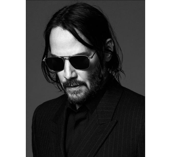 Saint Laurent FW 19, Keanu Reeves'in çizgili siyah takım elbise ve güneş gözlüğü içinde yer aldığı kampanya fotoğrafı