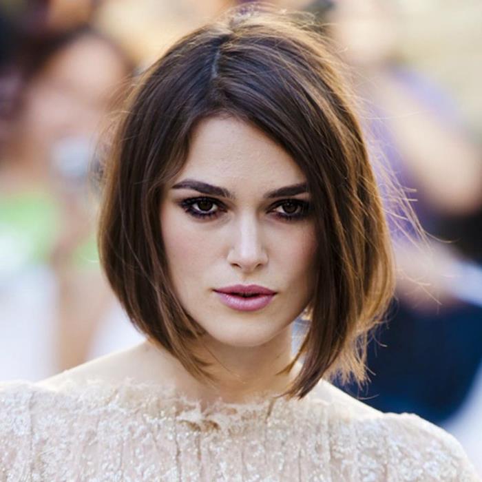 keira knightley bej elbise içinde vurgulanmış gözleri ile kare koyu kahverengi degrade pembe dudaklar dalma