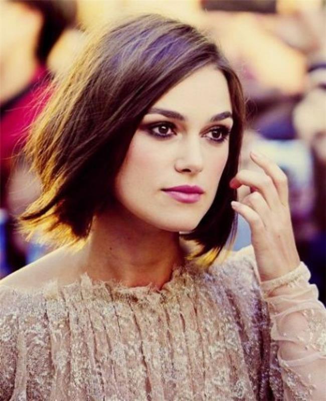 od blizu Keira Knightley, ravni temno rjavi lasje do brade, roza šminka in temno ličilo za oči