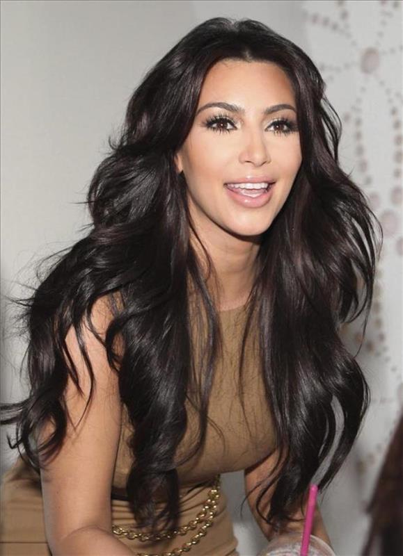 kim kardashian nuotrauka brunetė ilgi tamsūs plaukai blizgus blizgesio efektas