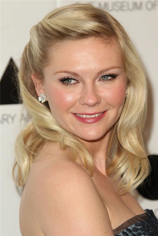 Kirsten Dunst z enostavno poročno pričesko pričesko, preprosto ličenje, zvezdasti uhani, razpuščeni lasje